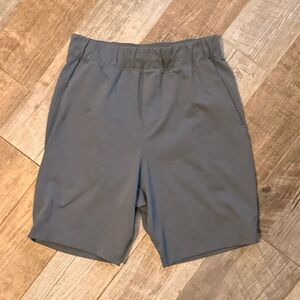 Lululemon men’s medium gray BeCalm Relaxed-Fit Short 7"